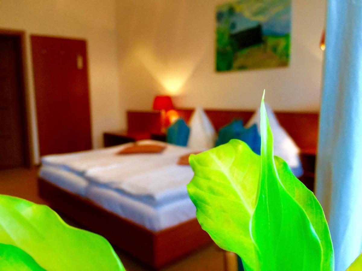 Zu Den Linden - Radebeul Pension Mit Restaurant Екстериор снимка
