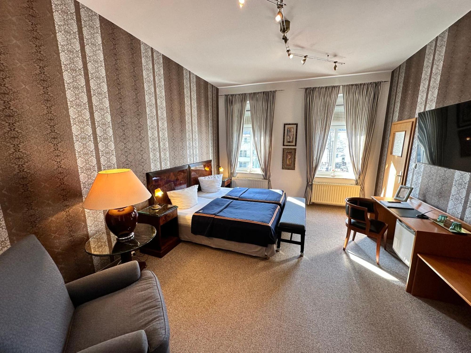 Zu Den Linden - Radebeul Pension Mit Restaurant Екстериор снимка
