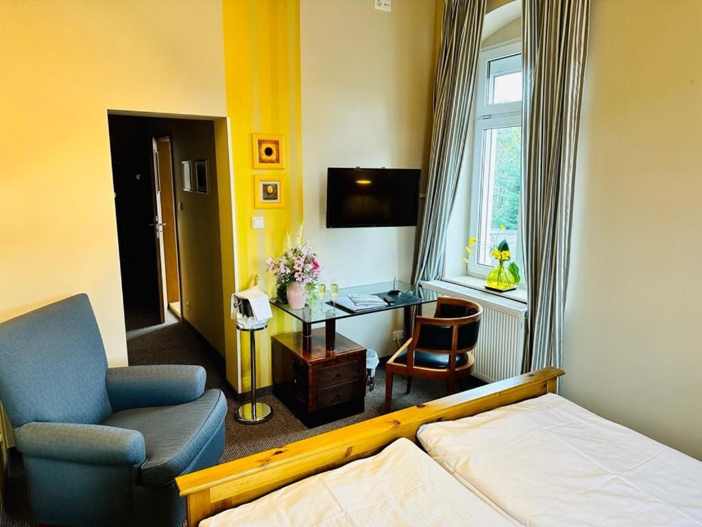 Zu Den Linden - Radebeul Pension Mit Restaurant Екстериор снимка